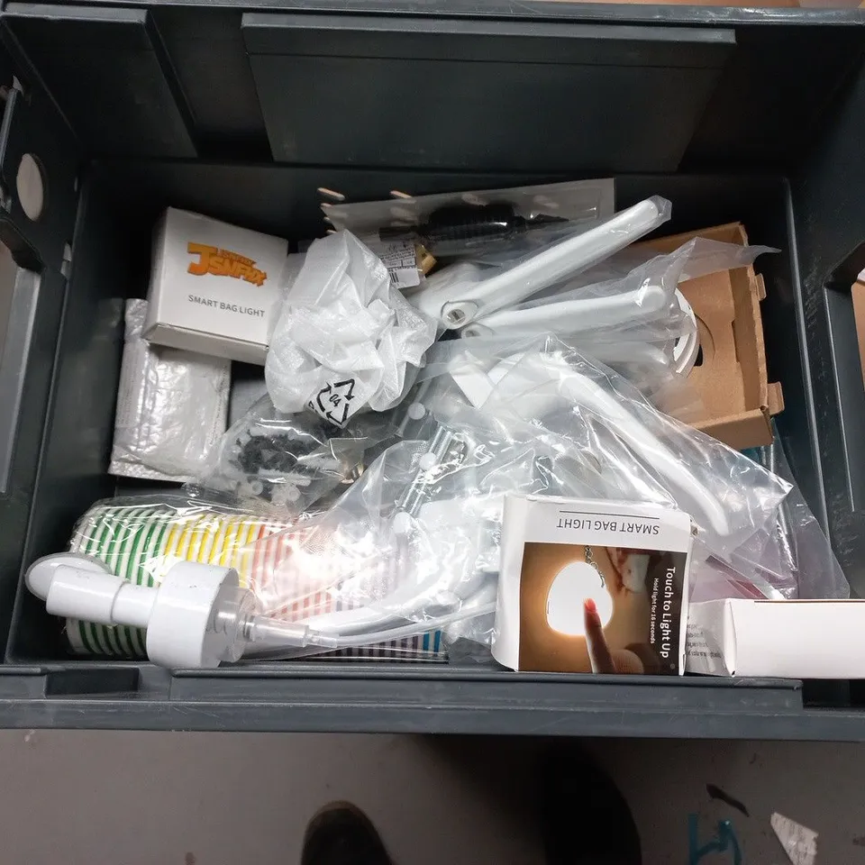 LOT OF APPROXIMATELY 20 ASSORTED HOUSEHOLD ITEMS TO INCLUDE LED CANDLE LIGHTS, SEALANT AND DOOR HANDLES