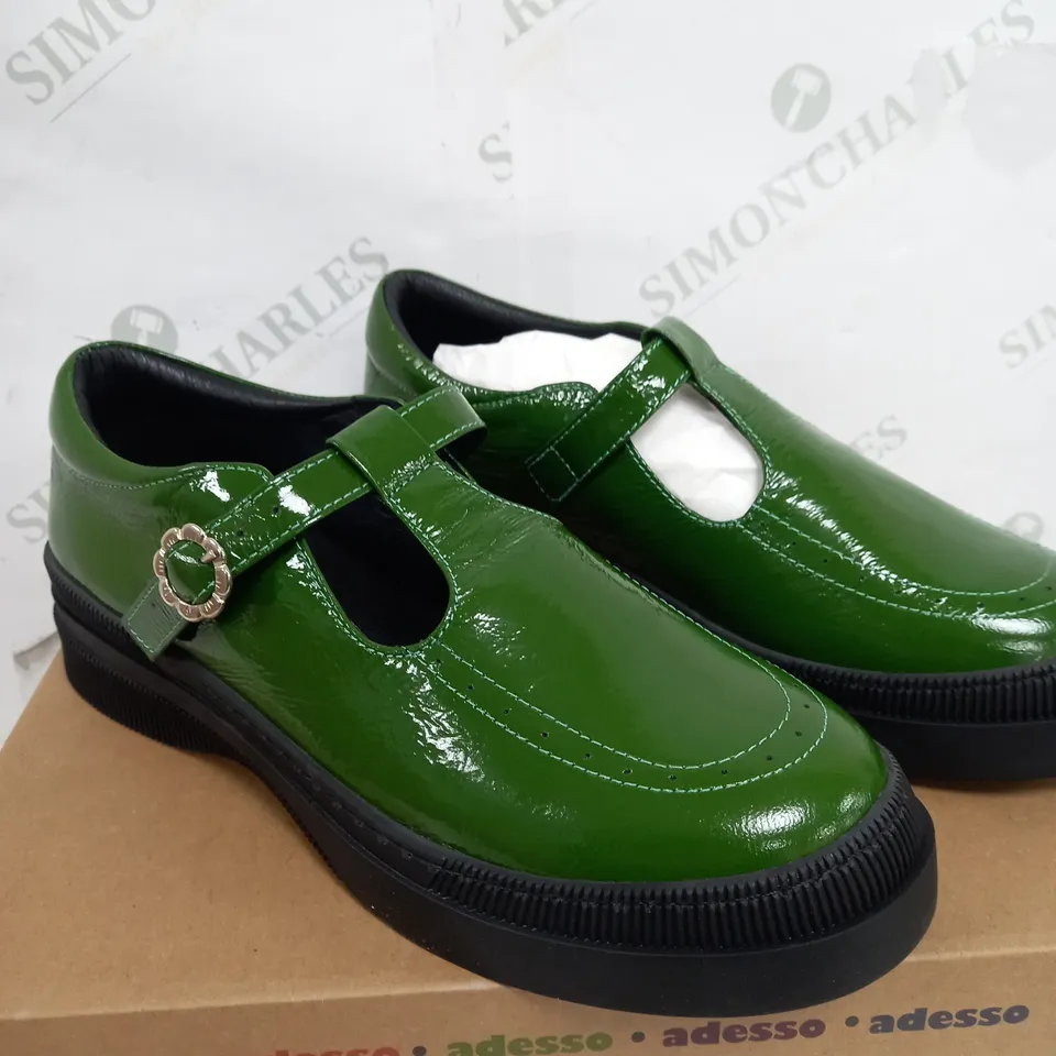 BOXED PAIR OF ADESSO GREEN LEATHER SHOES SIZE 6