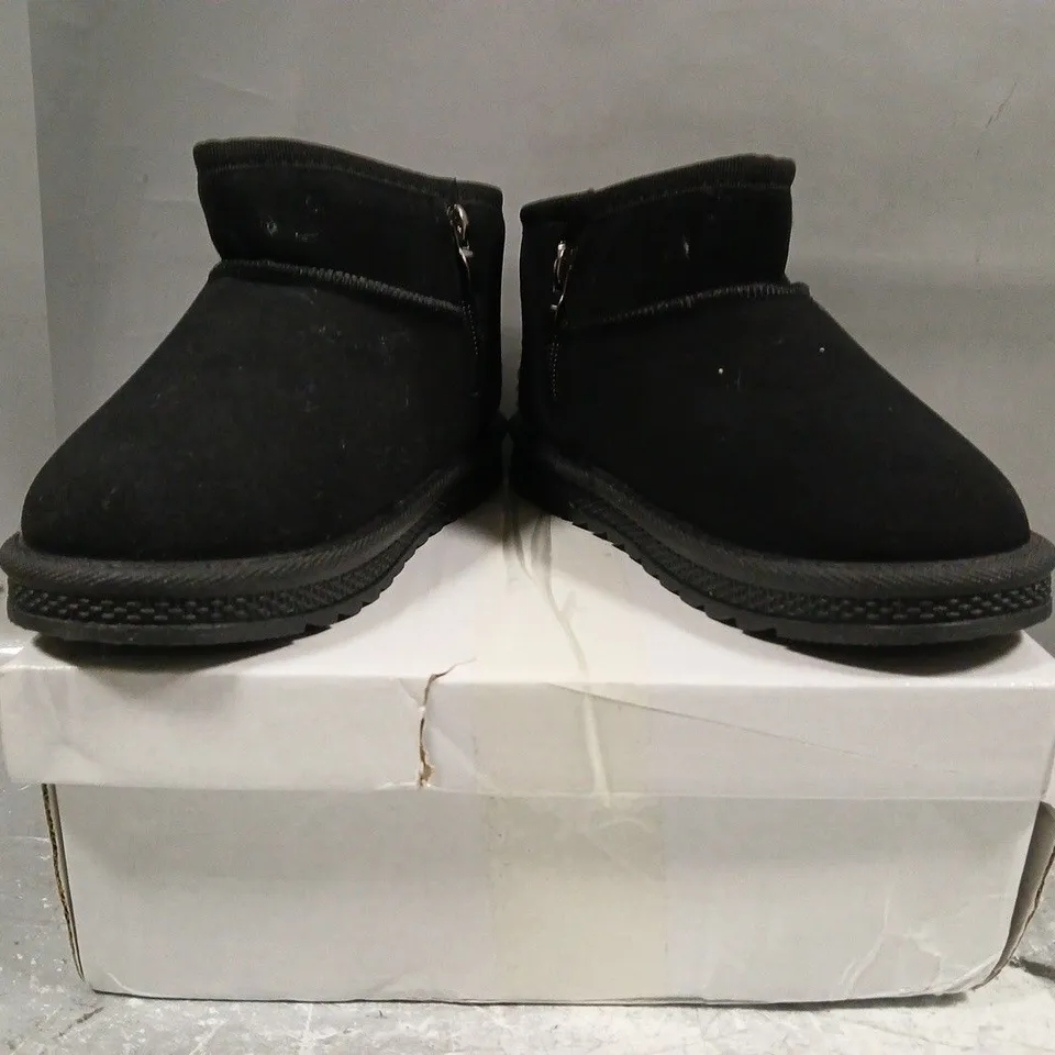 BOXED PAIR OF UNBRANDED KID'S BOOTS IN BLACK SIZE UNSPECIFIED