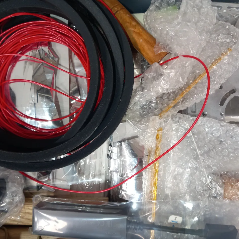 LOT OF APPROXIMATELY 15 ASSORTED HOUSEHOLD ITEMS TO INCLUDE R7S LED LAMP, KENT PURE FLOW COMB, SNOWFLAKE WIRE ORNAMENT, ETC
