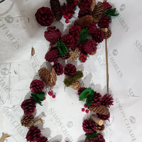BOXED 120CM RED BERRY AND GOLD GARLAND