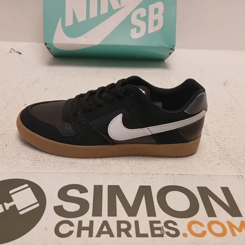 NIKE SB DELTA FORCE VULC TRAINERS – BLACK/WHITE – UK9.5