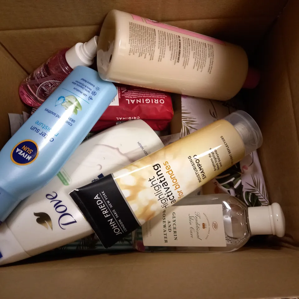 BOX OF APPROXIMATELY 20 ASSORTED COSMETIC ITEMS TO INCLUDE DOVE BODY WASH, NIVEA AFTER SUN, SOAP&GLORY BODY WASH ETC