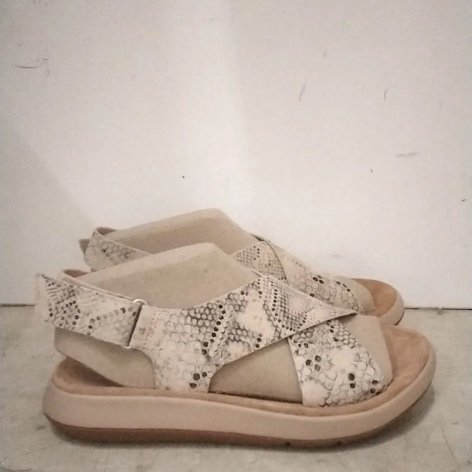 BOXED CLARJS JESMA SANDLES COLOUR: TAUPE SIZE: WOMENS UK 3