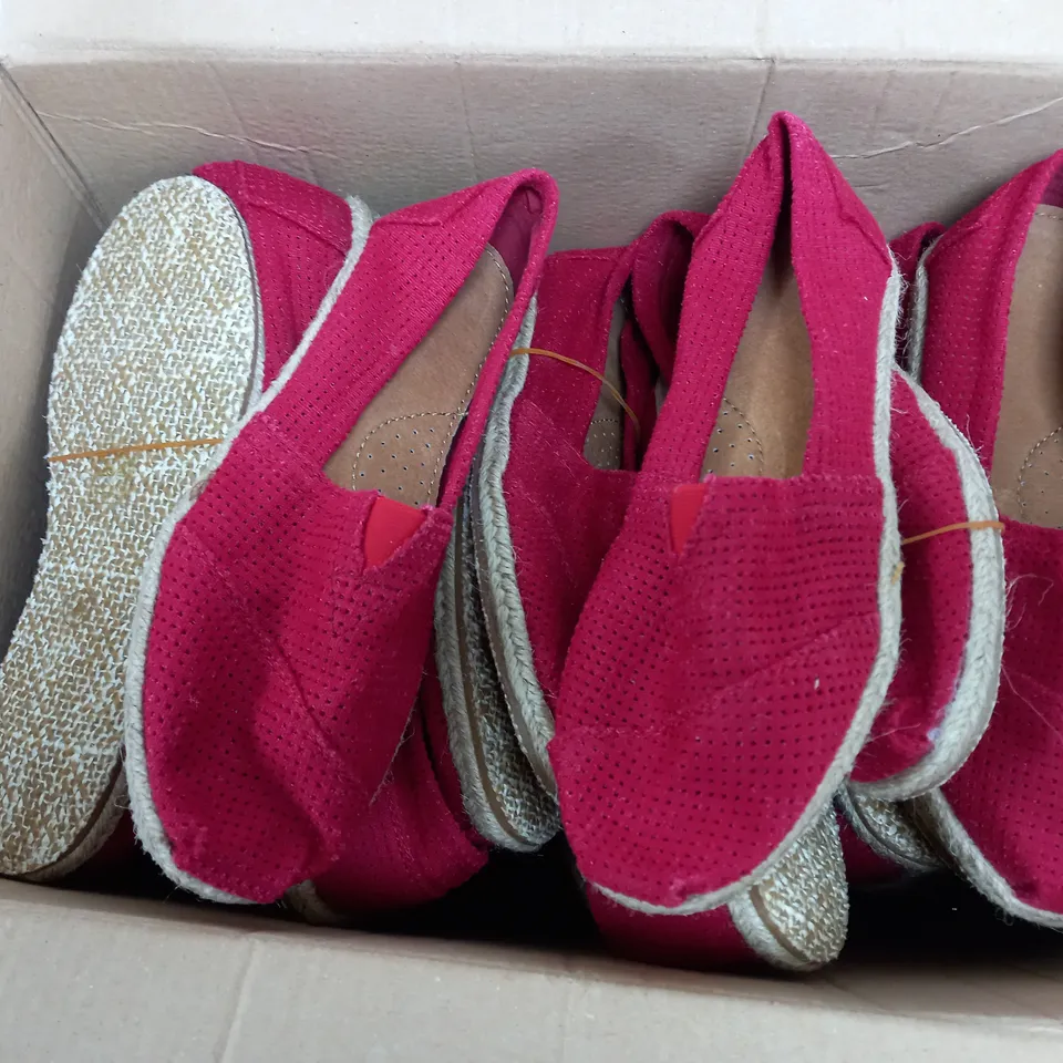 APPROXIMATELY 10 PAIR OF FLAT SLIPPERS LOAFERS IN RED TO INCLUDE SIZE 4