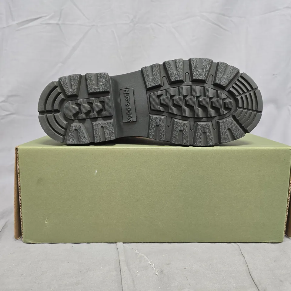 BOXED PAIR OF MUD DOGS BROOKE ANKLE BOOTS IN DARK GREEN SIZE UK 6