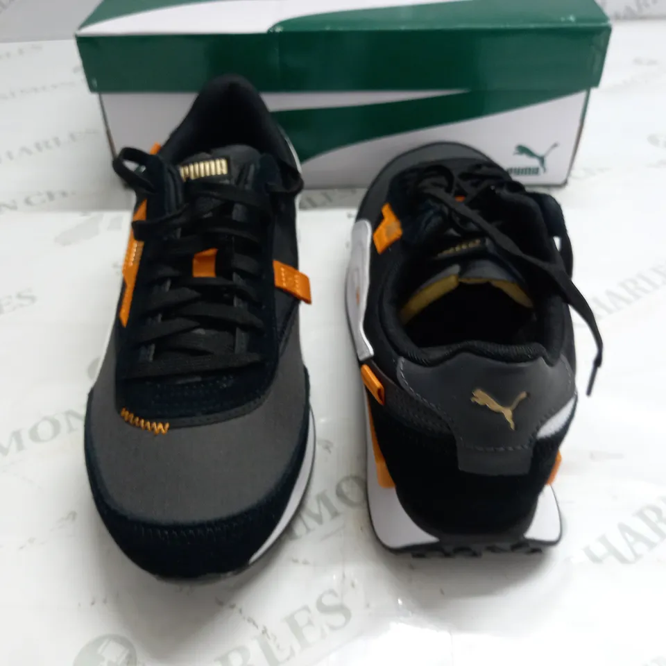 BOXED PAIR OF PUMA RIDER DISPLACED TRAINERS - UK 9