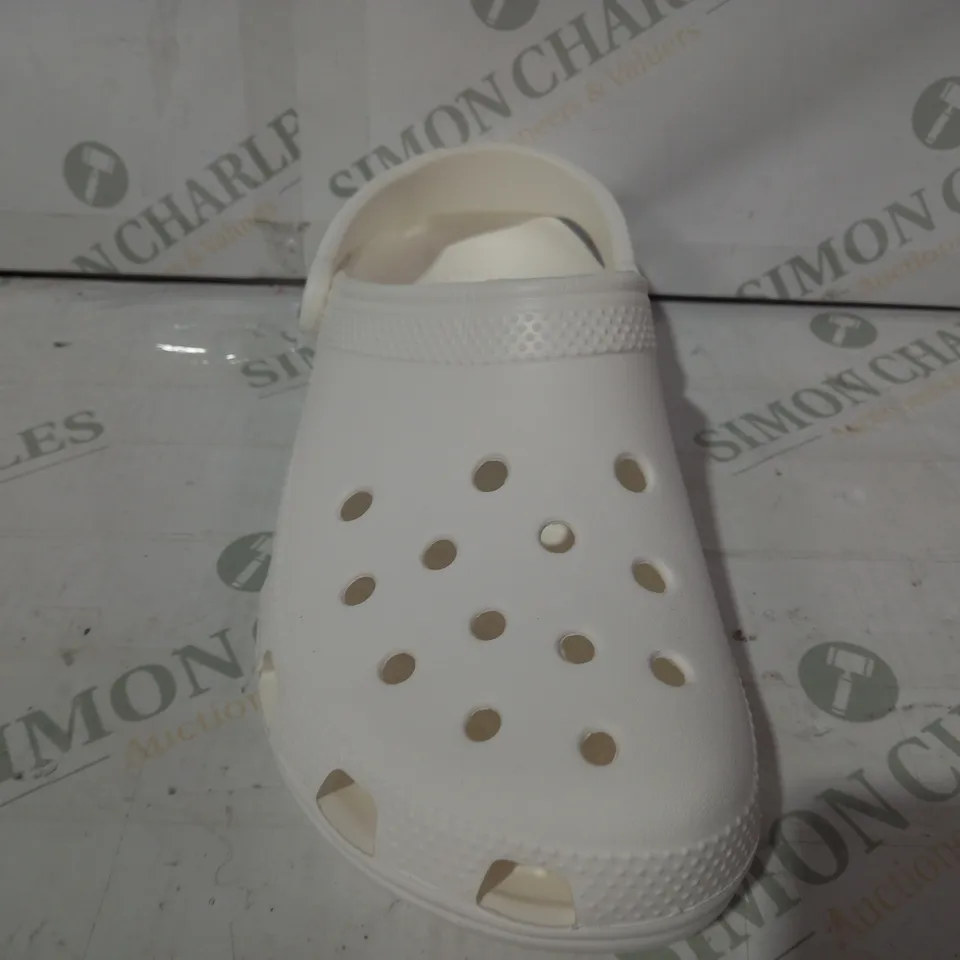 PAIR OF CROCS CLASSIC CLOGS IN WHITE UK SIZE M6/W7