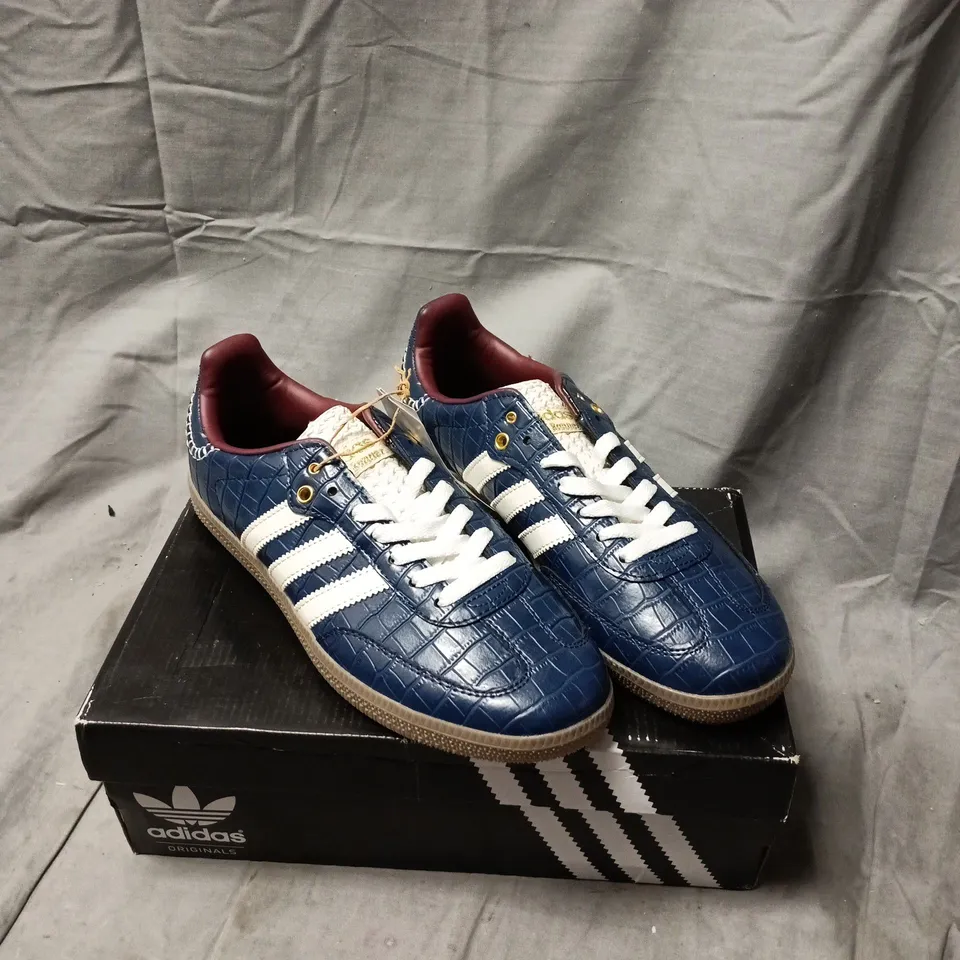 ADIDAS ORIGINALS TRAINERS – BLUE CROCODILE-EMBOSSED LEATHER, WHITE THREE-STRIPE BRANDING SIZE 8.5 BOXED