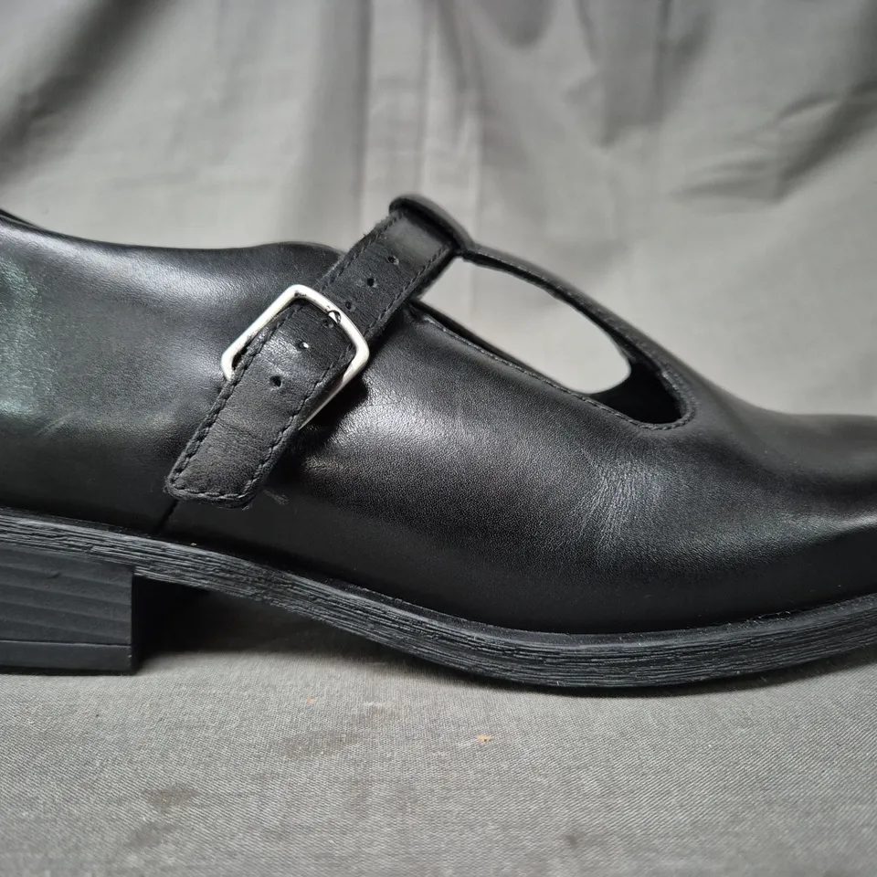 BOXED PAIR OF CLARKS ARTISAN HAVISHAM SHOES IN BLACK UK SIZE 5