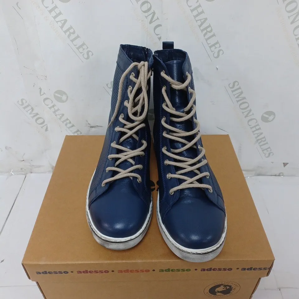 BOXED PAIR OF ADESSO BOOTS IN NAVY BLUE SIZE 6