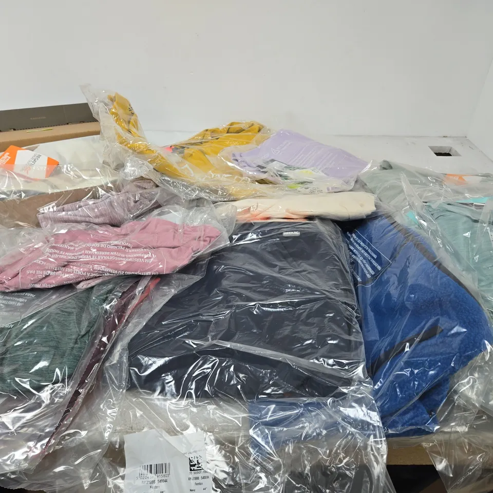 17 X ASSORTED BRAND NEW REGATTA CLOTHING PRODUCTS IN VARIOUS STYLES & SIZES 