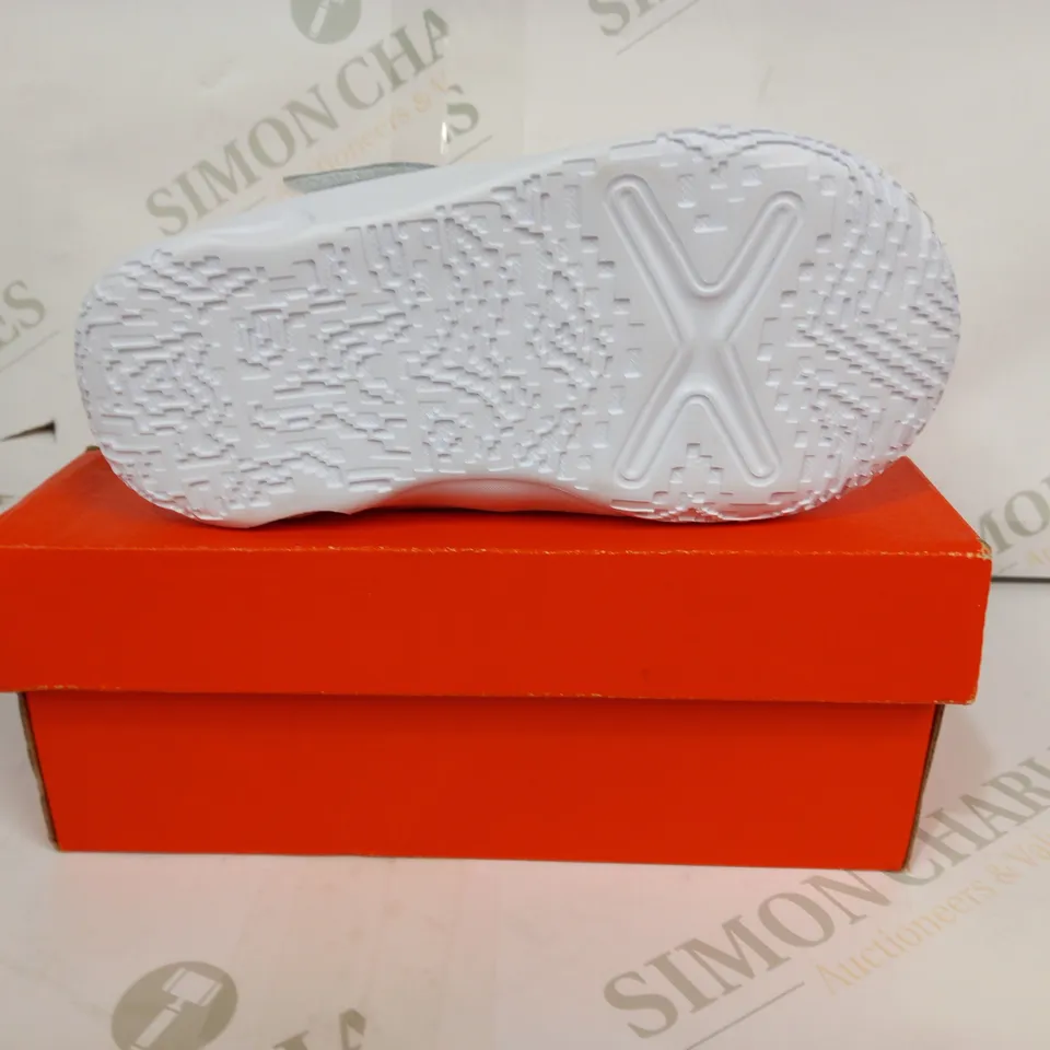 BOXED PAIR OF NIKE TEAM HUSTLE D10 KIDS SHOES IN WHITE/SILVER UK SIZE 9.5