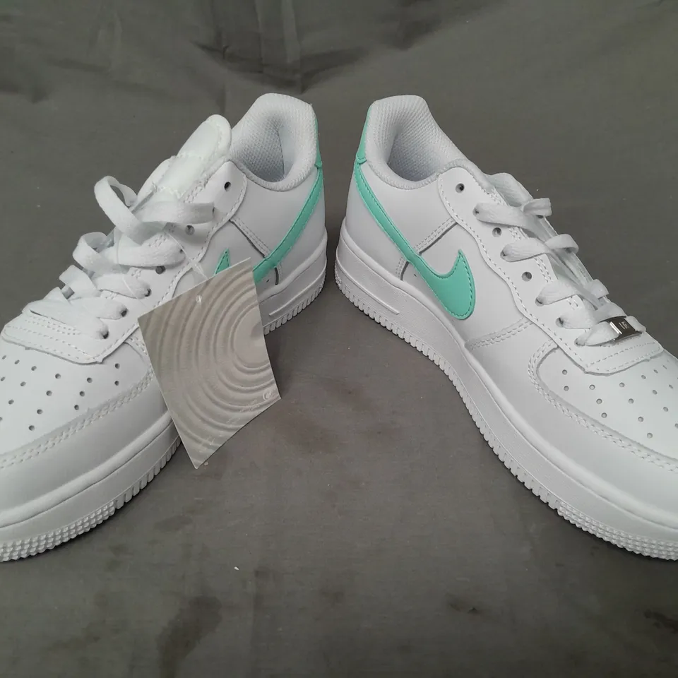 BOXED PAIR OF NIKE AIR FORCE 1 '07 SHOES IN WHITE/MINT GREEN UK SIZE 7