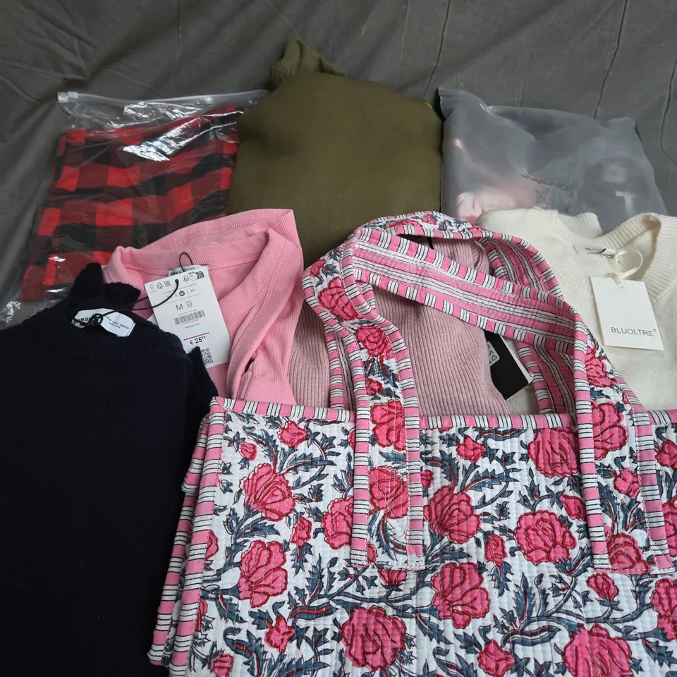 APPROXIMATELY 20 ASSORTED CLOTHING ITEMS IN VARIOUS SIZES AND STYLES TO INCLUDE - SWEATER, VEST TOP, BAG, ETC 