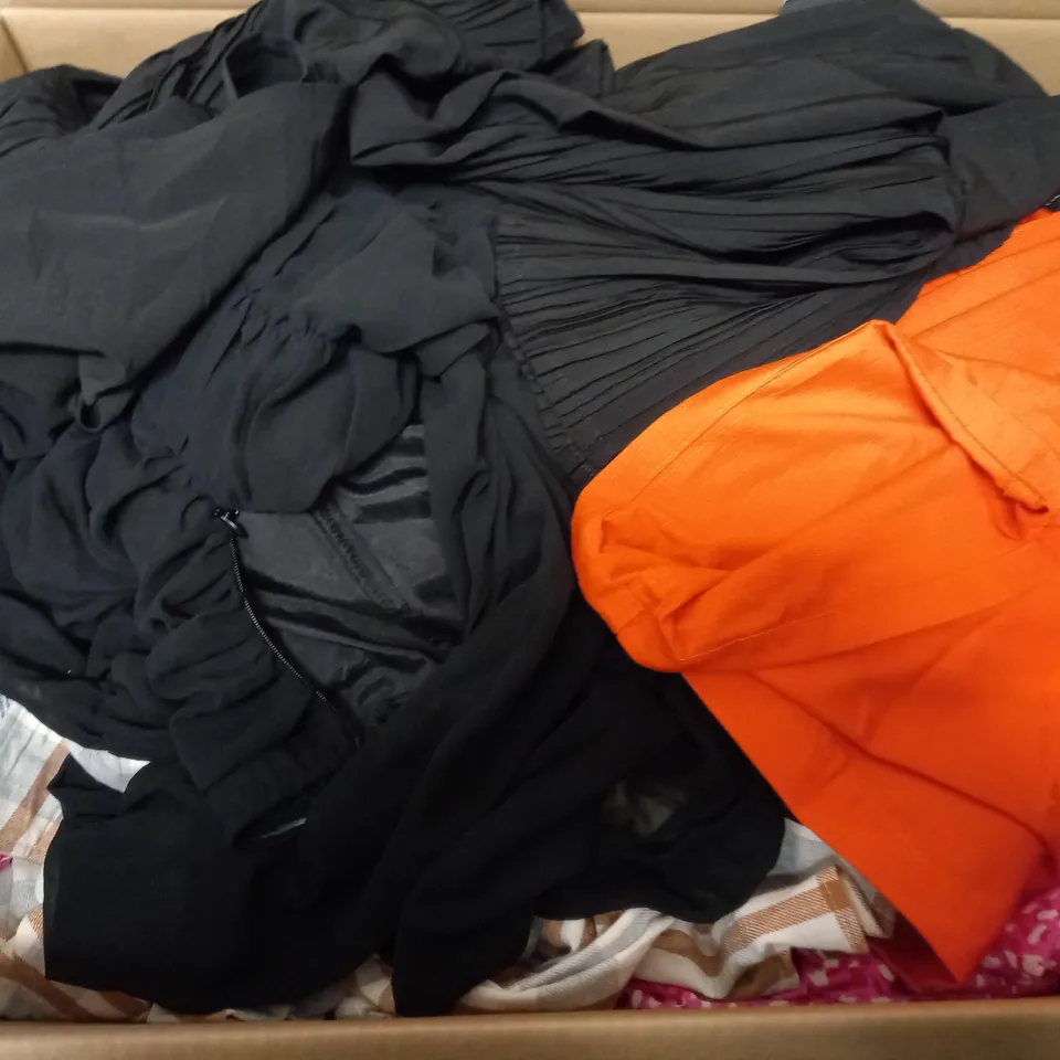 LOT OF APPROX 20 ASSORTED CLOTHING ITEMS VARYING IN SIZE/COLOUR/STYLE TO INCLUDE: TROUSERS, DRESSES, TOPS