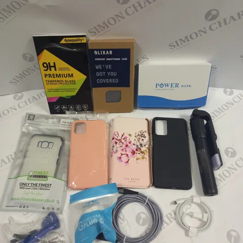 APPROXIMATELY 30 ASSORTED SMARTPHONE/TABLET ACCESSORIES TO INCLUDE CHARGING CABLES, PROTECTIVE CASES, POWER BANKS ETC