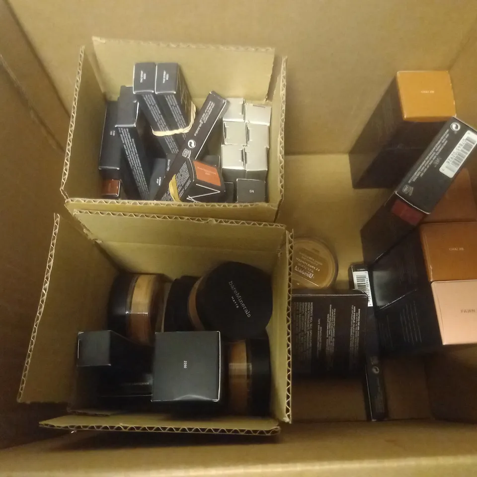 BOX OF APPROX 30 HEALTH AND BEAUTY ITEMS TO INCLUDE -NARS LIPSTICK RAW SEDUCTION - BARE MINERALS MATTE MEDIUM DARK 23 - LAURA MERCIER SHIMMER BLOC IN PINK MOSAIC ECT