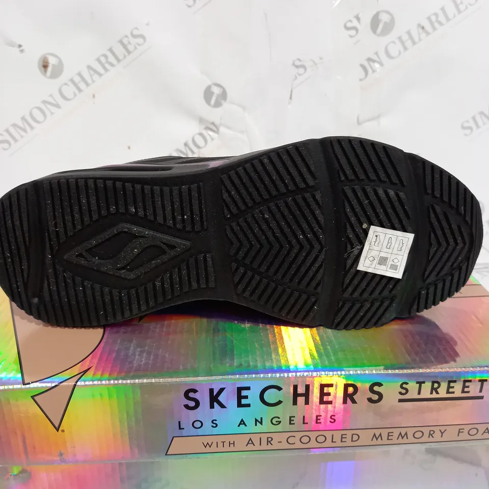 BOXED SKETCHERS AIR COOLED MEMORY FOAM STREET TRAINERS IN BLACK & PURPLE - SIZE 6