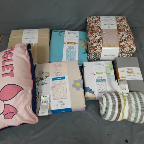 APPROXIMATELY 8 ASSORTED HOUSEHOLD ITEMS TO INCLUDE VARIOUS BEDDING IN VARIOUS SIZES AND STYLES