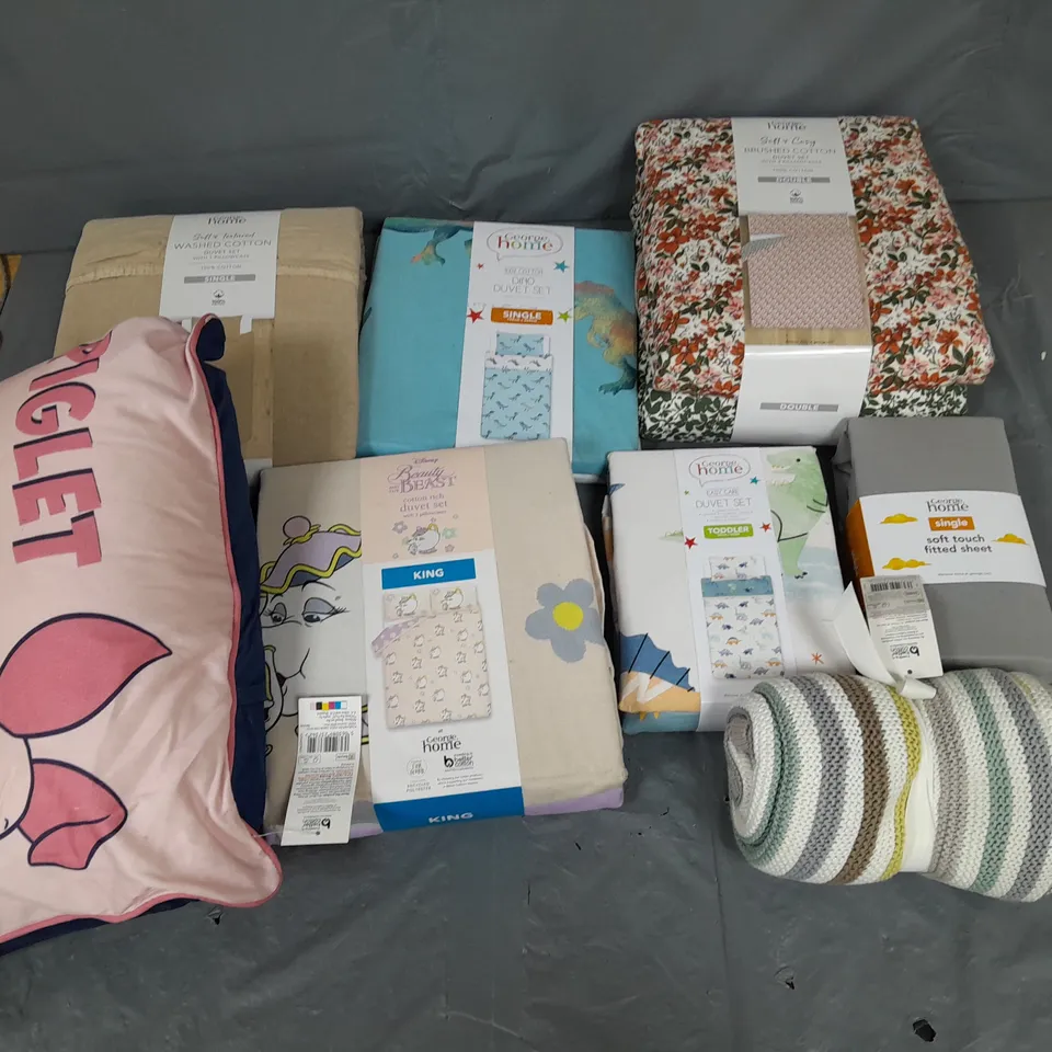 APPROXIMATELY 8 ASSORTED HOUSEHOLD ITEMS TO INCLUDE VARIOUS BEDDING IN VARIOUS SIZES AND STYLES