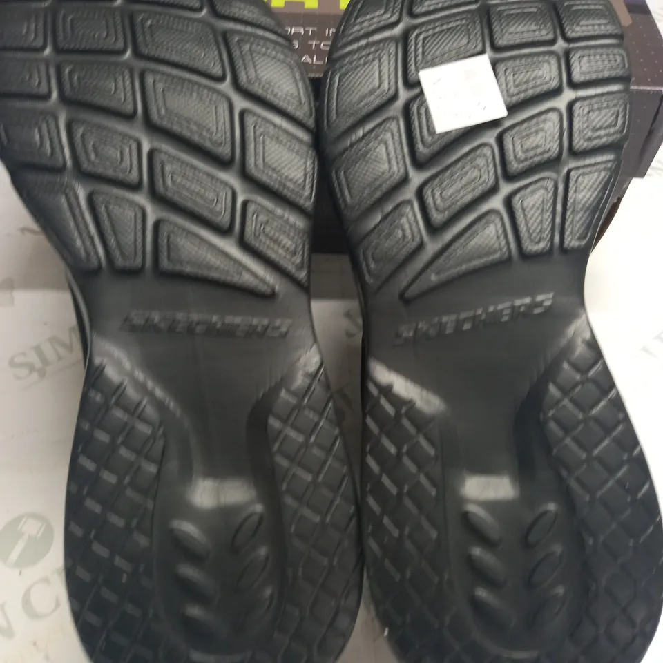 BOXED PAIR OF SKECHERS DYNAMIGHT 2 TRAINERS IN BLACK - 8