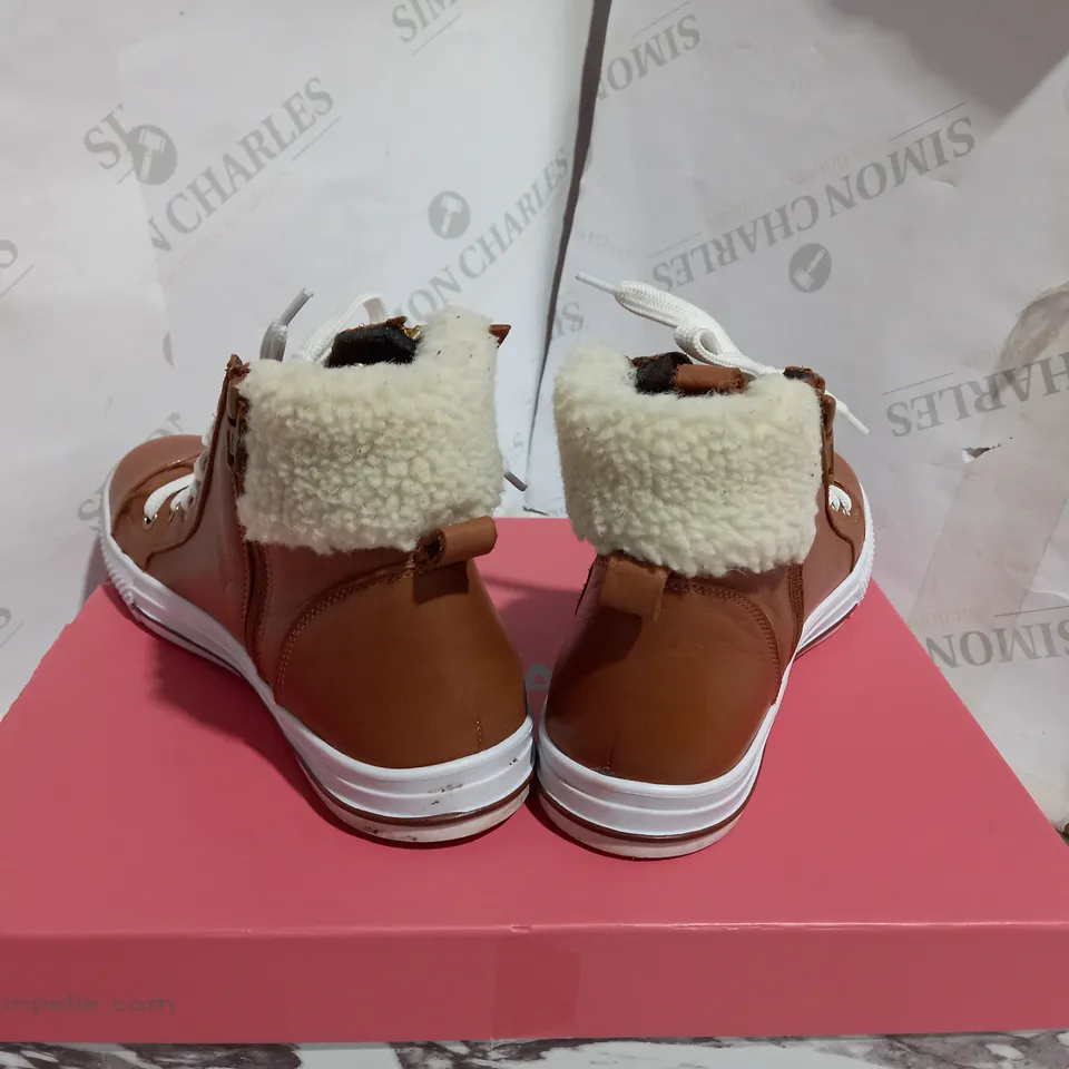 MODA TAN LEATEHR FUR COLLAR LACE UP HIGH TOP - SIZE 6
