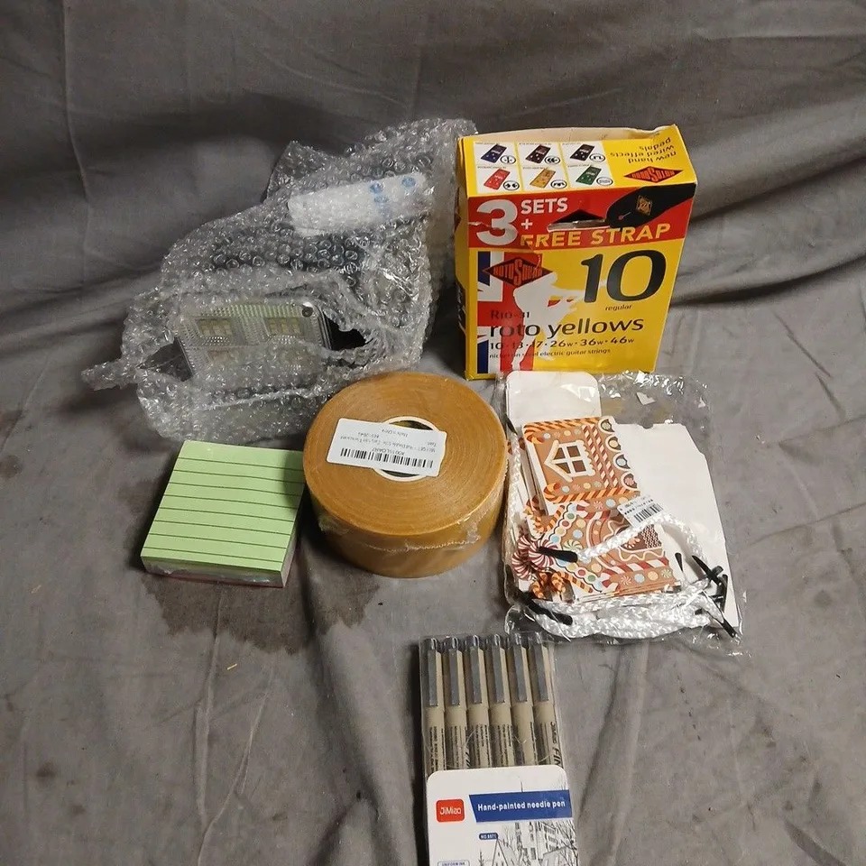 APPROXIMATELY 20 ASSORTED HOUSEHOLD ITEMS TO INCLUDE LINED POST IT NOTES, HAND-PAINTED NEEDLE PENS AND 10 REGULAR ROTO YELLOWS