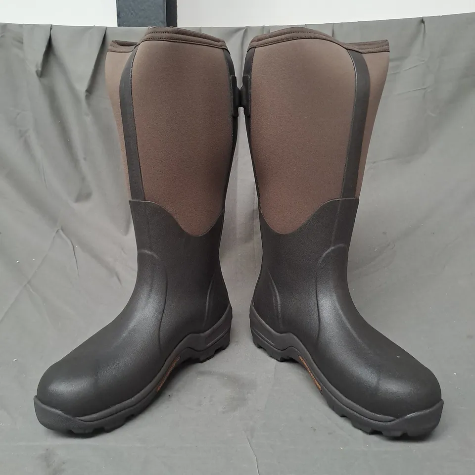 BOXED PAIR OF MUCK WETLAND XF HUNTING BOOTS IN BROWN UK SIZE 8