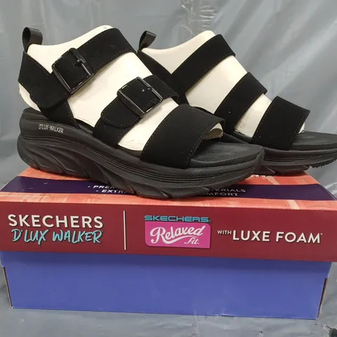 BOXED PAIR OF SKECHERS D'LUX WALKER RETRO COSMOS SANDALS IN BLACK SIZE 7