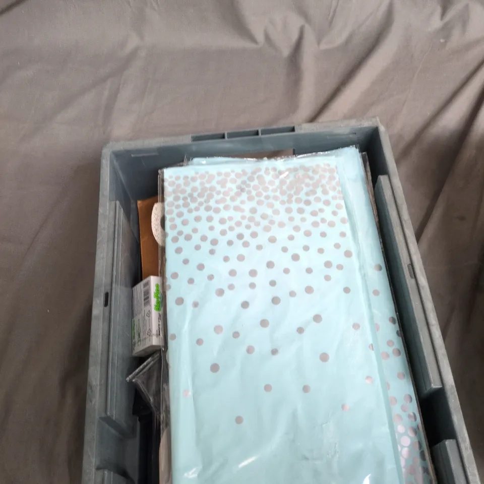 TOTE OF APPROIXIMATELY 15 ASSORTED ITEMS TO INCLUDE: AKT THE ASSISTANT KEYCHAIN 