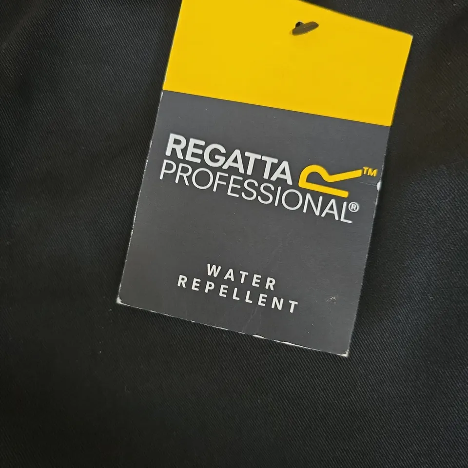 REGATTA PROFESSIONAL MEN'S WATER-REPELLENT CARGO TROUSERS, BLACK, UK 40 