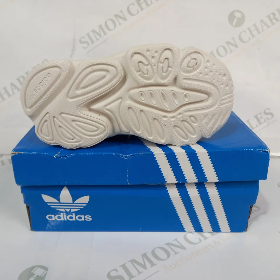 BOXED PAIR OF ADIDAS OZWEEGO EL I KIDS SHOES IN GREY/PINK UK SIZE 7