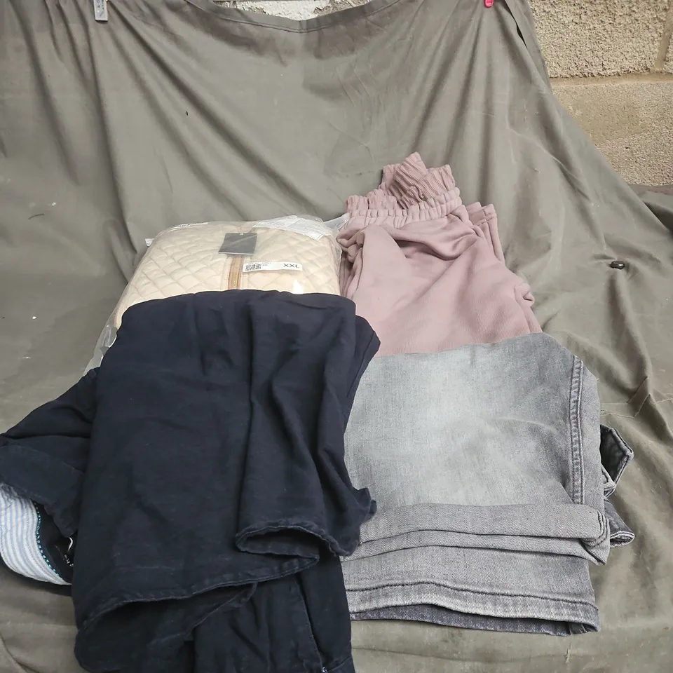 BOX OF APPROXIMATELY 15 ASSORTED CLOTHING ITEMS TO INCLUDE JOGGERS, DENIM SHORTS, SHIRT, JACKET ETC