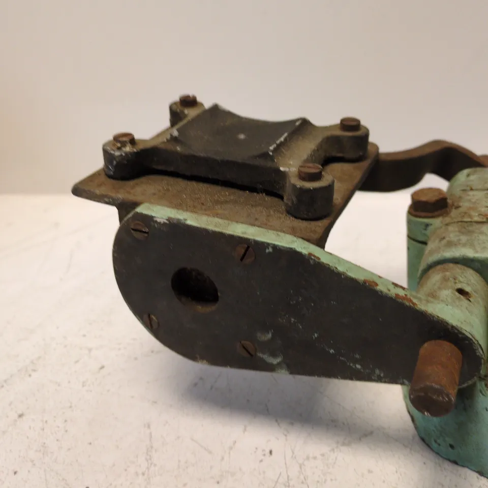 VINTAGE HAND-CRANKED WORKSHOP TOOL WITH FLYWHEEL, GREEN BASE