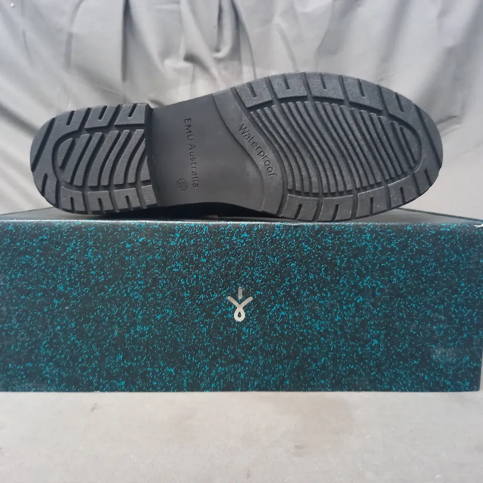 BOXED PAIR OF EMU AUSTRALIA LOW HEEL ANKLE BOOTS IN BLACK SIZE 7