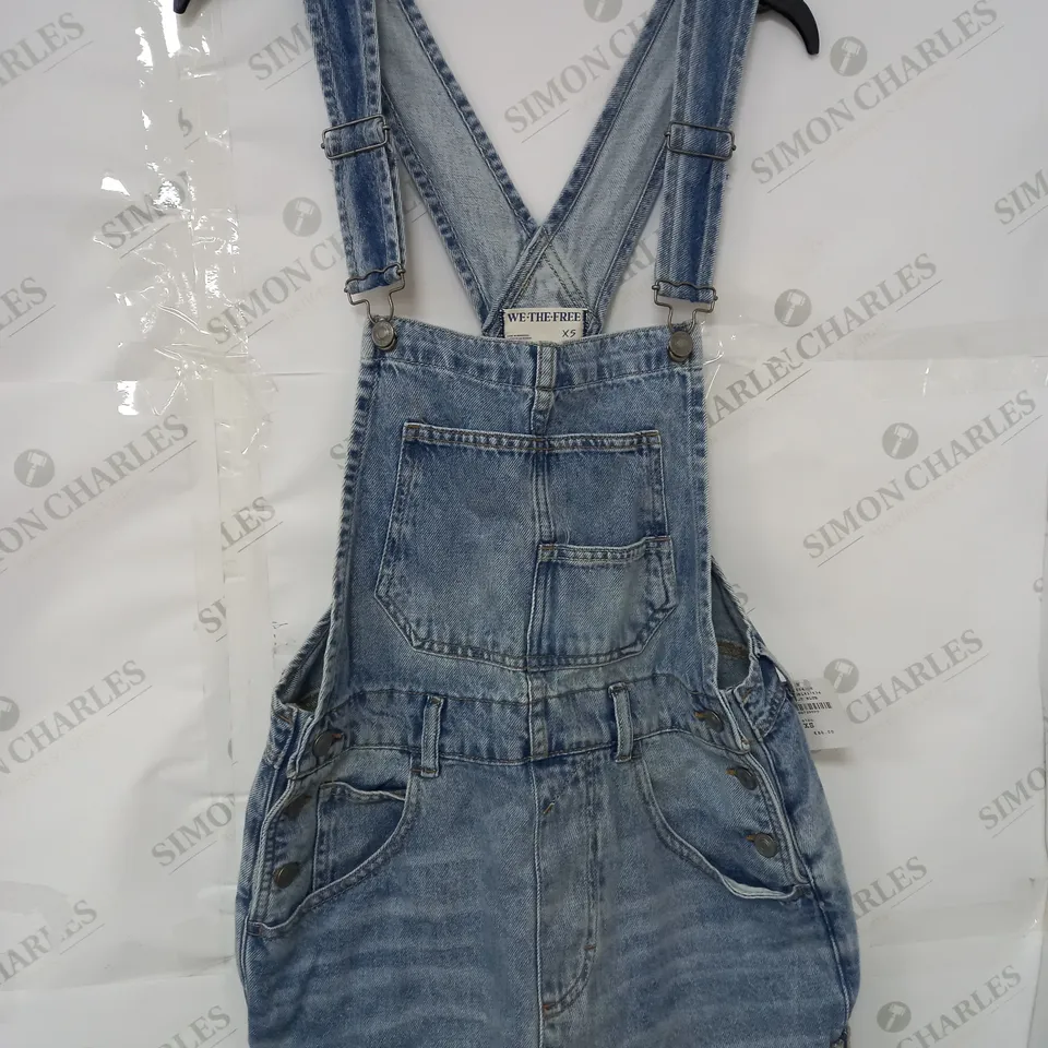 WE THE FREE DUNGAREE SHORTS IN LIGHT BLUE DENIM SIZE XS