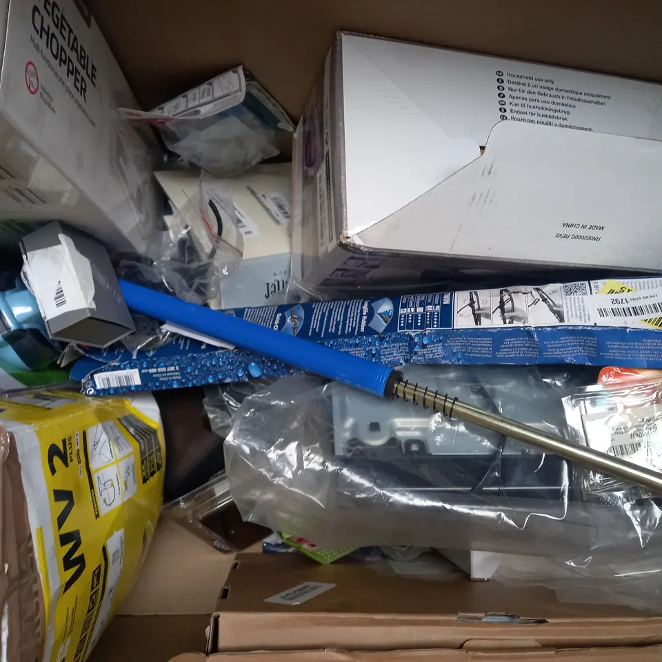 BOX OF APPROXIMATELY 15 ASSORTED HOUSEHOLD ITEMS TO INCLUDE AKASO DASH CAM, UNIBOND AERO 360 MOISTURE ABSORBER, ETC