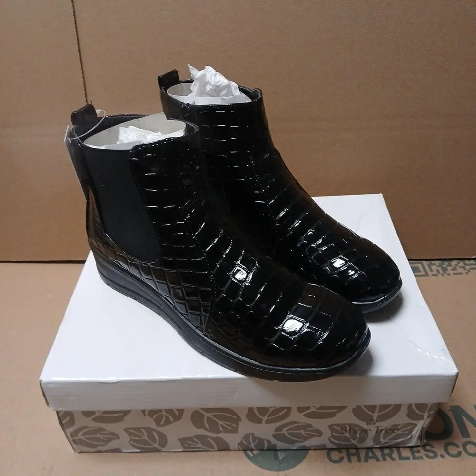 SHOE TREE COMFORT BRAMBLE ANKLE BOOTS – BLACK CROC, UK 5
