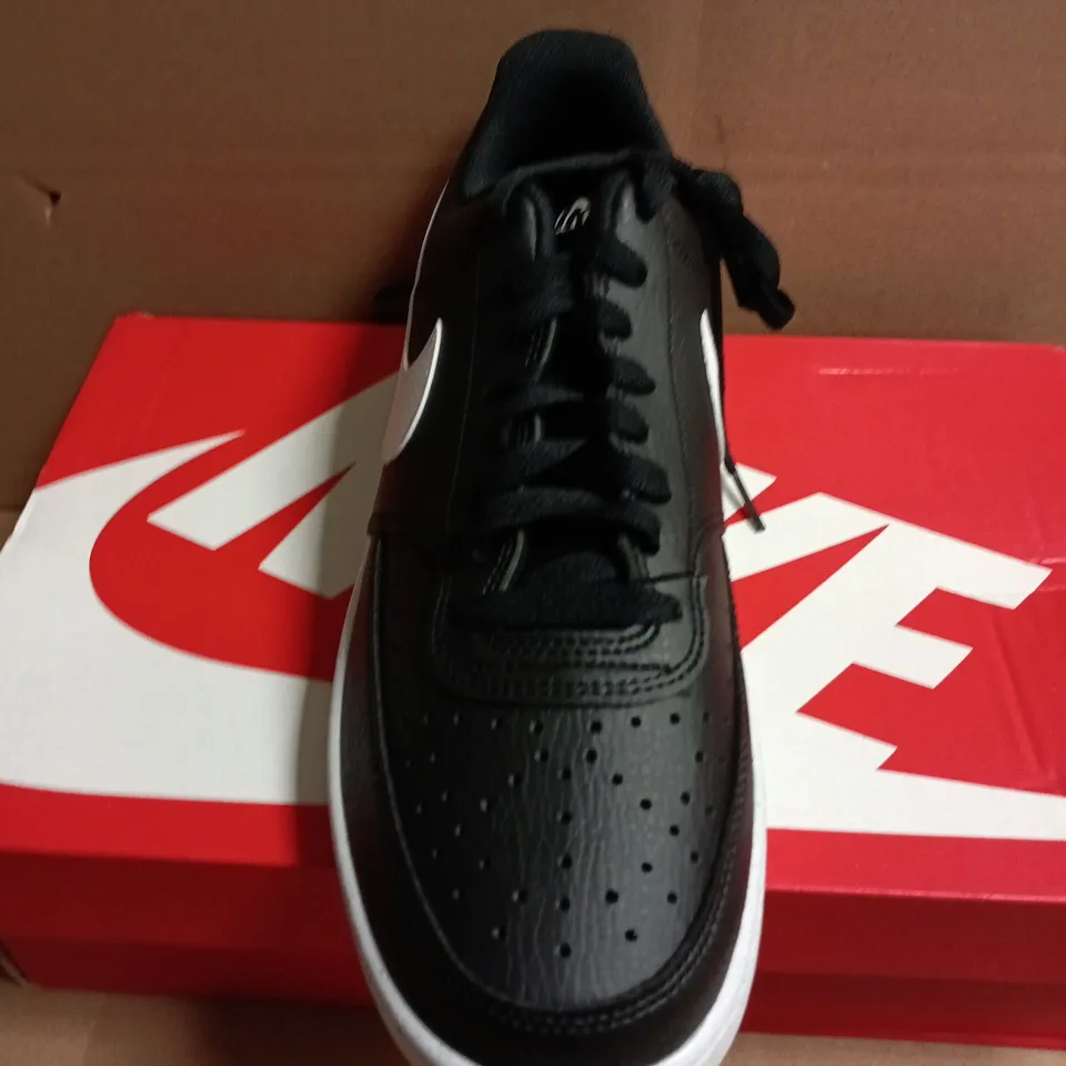 BOXED PAIR OF NIKE COURT VISION LOW BLACK/WHITE TRAINERS – UK 9