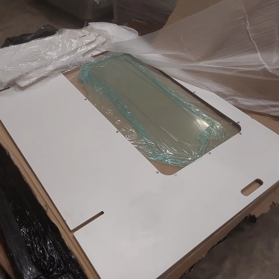 PALLET CONTAINING APPROXIMATELY 4x EASY SCREEN FLOOR STANDING SCREENS