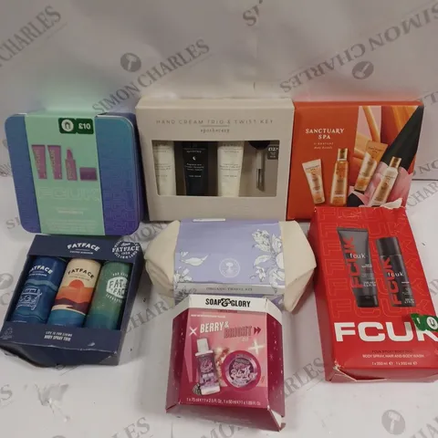 APPROXIMATELY 15 ASSORTED HEALTH & BEAUTY GIFT SETS TO INCLUDE SOAP & GLORY, SANCTUARY SPA, FATFACE ETC