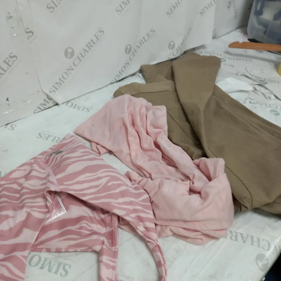 BOX OF 10 CLOTHING ITEMS TO INCLUDE TOPS, DRESSES, JEANS