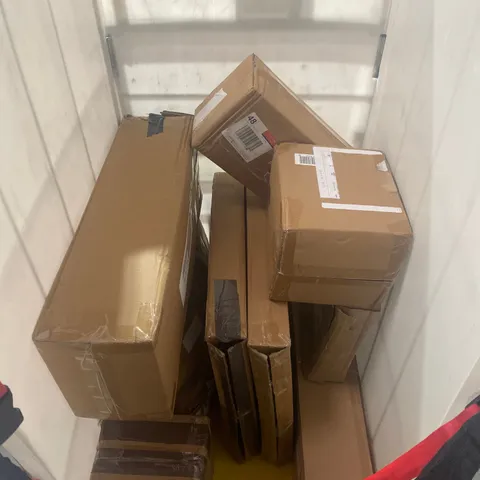 9 ASSORTED ITEMS TO INCLUDE: COZEE HOME REVERSIBLE BEDSPREAD, KELLY HOPPEN LIGHT UP WREATHS, KELLY HOPPEN PRE-LIT GREENERY CHRISTMAS DECORATION ETC