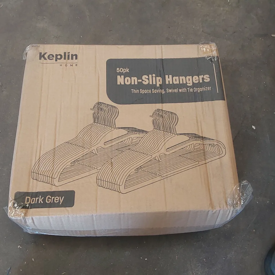 BOXED KEPLIN 50 PACK OF NON-SLIP CLOTHES HANGERS
