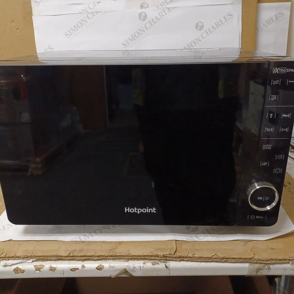 HOTPOINT MWH 2622 MB FREESTANDING MICROWAVE