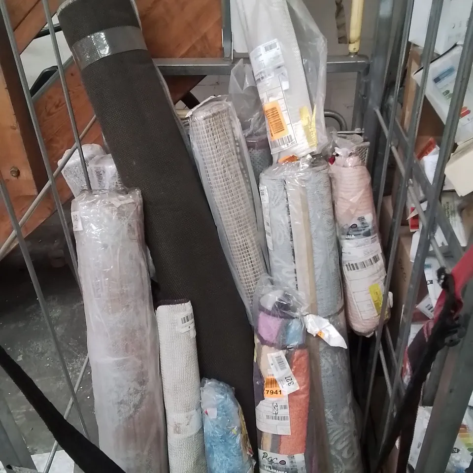 LOT CONTAINING LARGE AMOUNT OF AREA RUGS AND BATH MATS