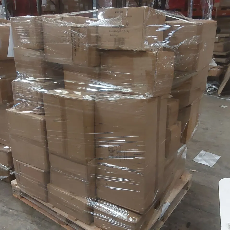 PALLET CONTAINING A VERY LARGE QUANTITY OF ASSORTED LIGHTING ITEMS