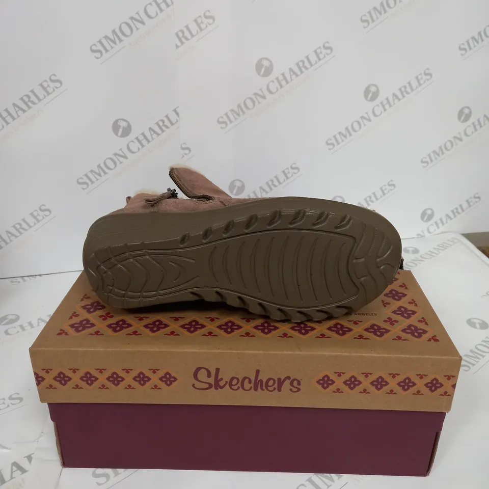 BOXED PAIR OF SKECHERS PARALLEL OFF HOURS SIDE ZIP BOOTIE MUSHROOM UK SIZE 6