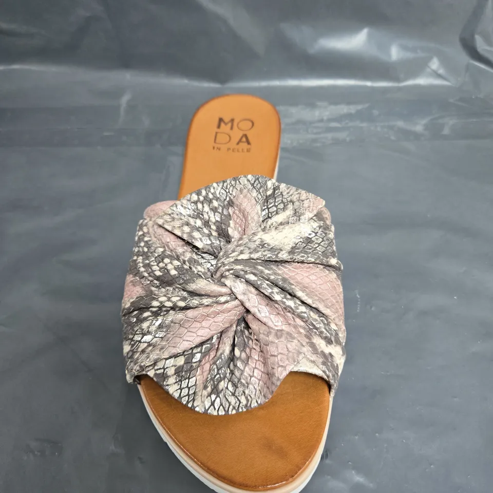 BOXED PAIR OF MODA SNAKE PRINT TWIST BOW SPORTY SOLE SANDAL - UK SIZE 40